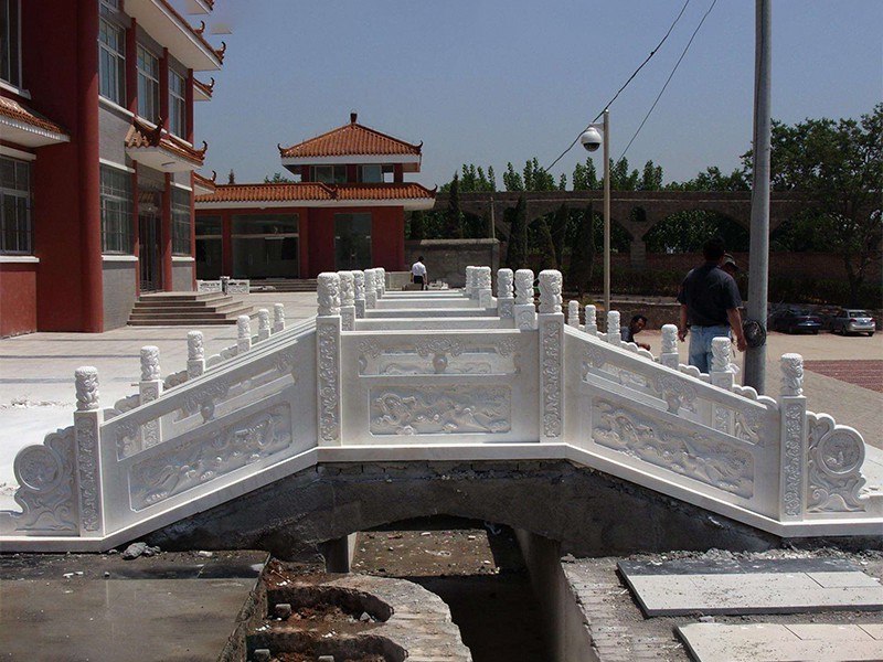 古建筑门前石拱桥(图1)