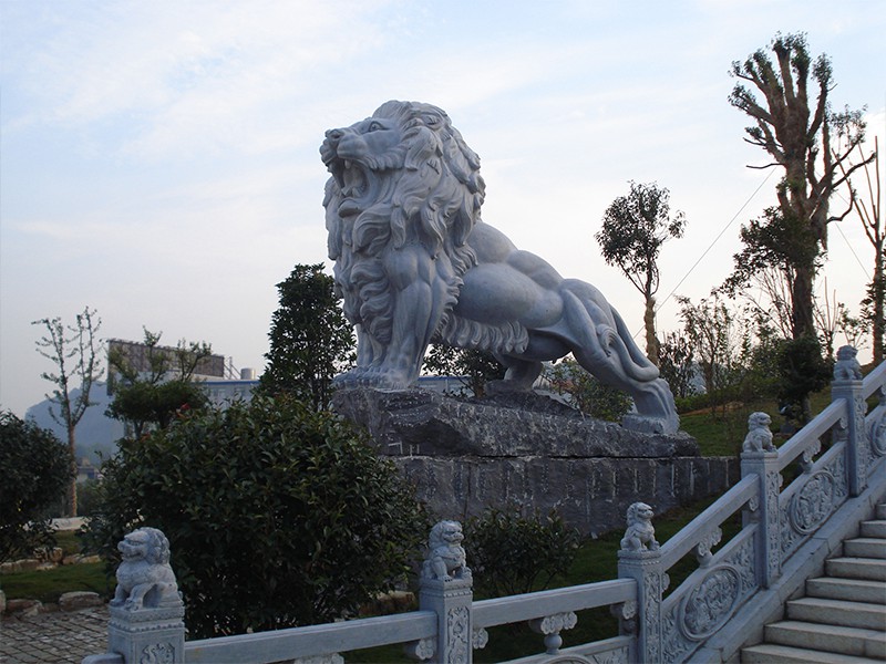 公园石雕雄狮 